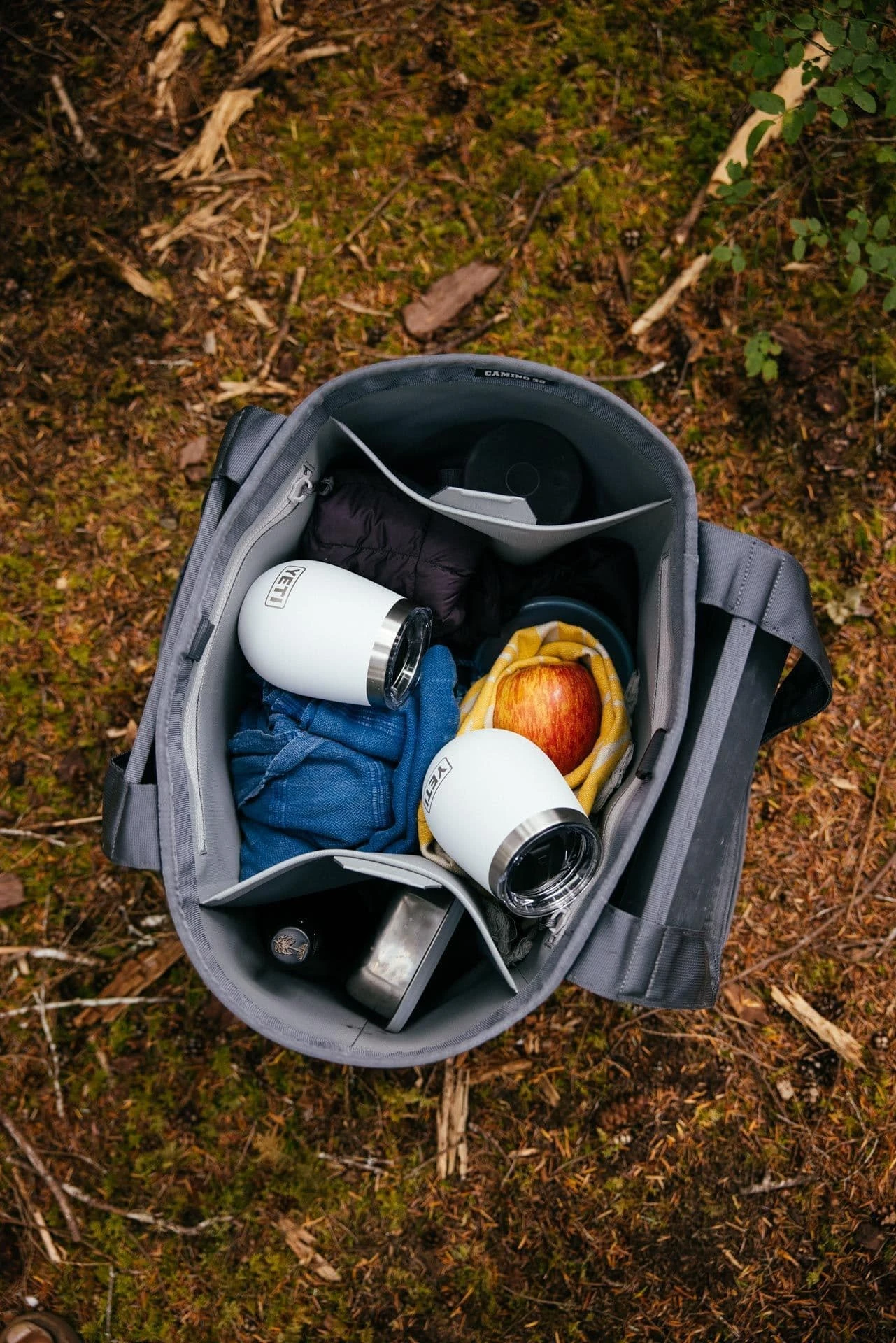 YETI Rambler 10oz / 296 Ml Wine Tumbler - Navy - Image 4