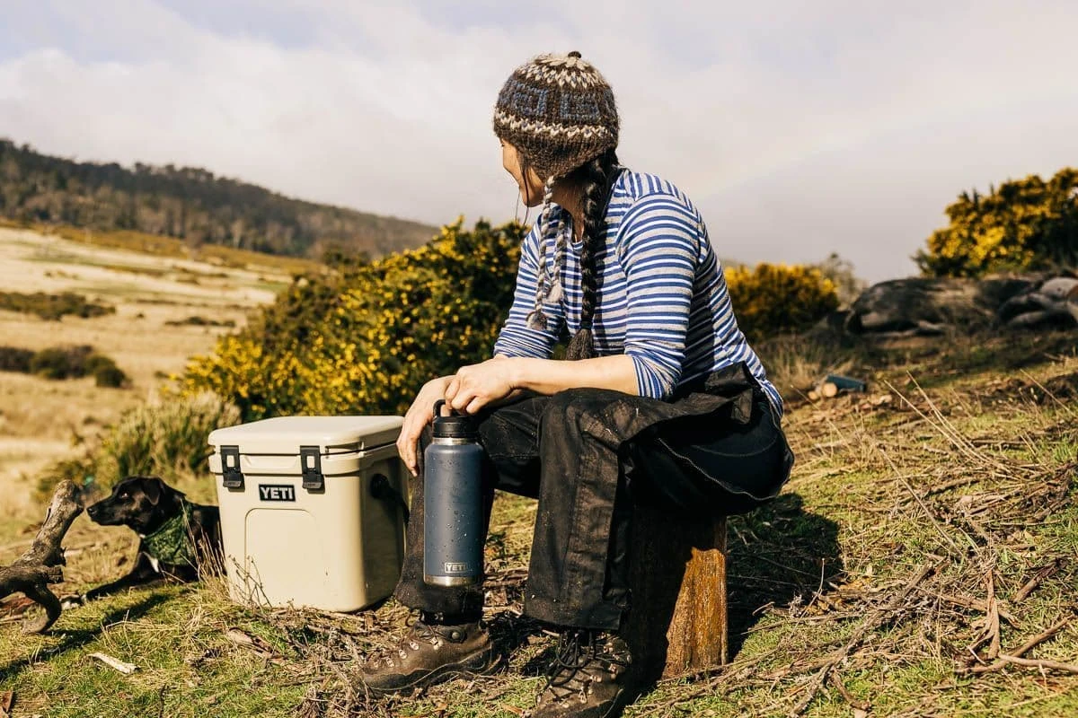 YETI Rambler 46oz / 1.4L Bottle With Chug Cap - Navy - Image 5